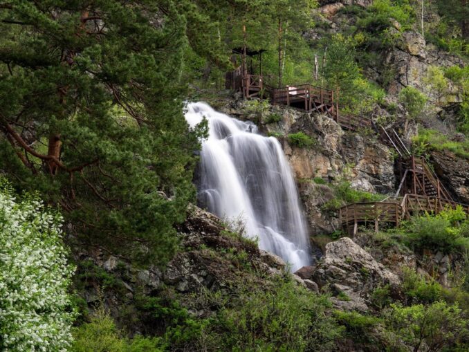 Камышлинский водопад, Алтай в июле, фото @Viktor Solomonik/Pixabay.com Камышлинский водопад на Алтае стоит посмотреть именно летом