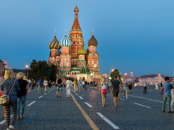 Красная площадь и храм Василия Блаженного в Москве, фото @Michael Siebert/Pixabay.com Сходить в Москве в храм Василия Блаженного нужно обязательно