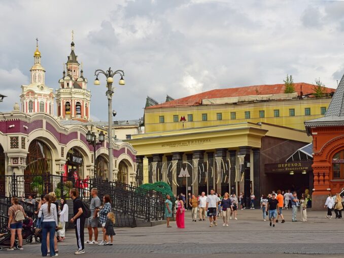 Москва - станция метро Площадь Революции, фото @ Юрий Д.К./Wikimedia Commons В Москве много интересных мест