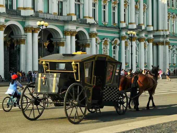 Дворцовая площадь в Санкт-Петербурге, фото unsplash.com/@malyushev Карета на Дворцовой площади в Санкт-Петербурге
