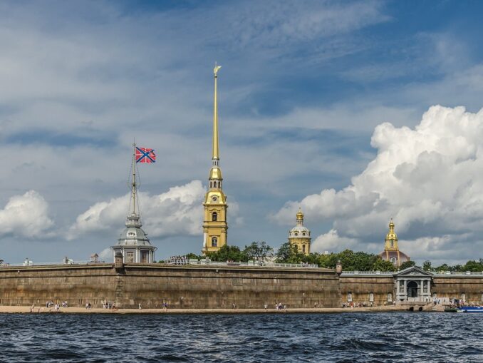 Петропавловская крепость в Санкт-Петербурге, фото @Alex 'Florstein' Fedorov/Wikimedia Commons Петропавловская крепость и Нева - в Санкт-Петербурге в июле можно загорать и купаться