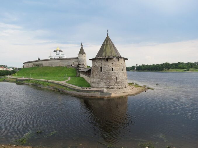 Псковский Кремль, фото @luccie3/Pixabay.com Кремль в Пскове - из Москвы можно доехать на машине за 8-9 часов
