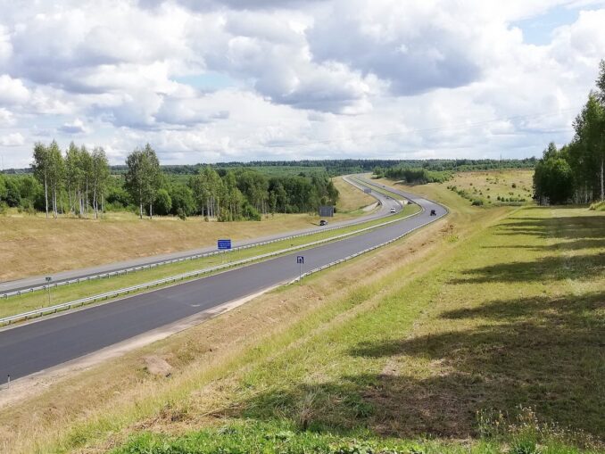 Трасса М-9 «Балтия» в Псков, Mark Nakoykher/Wikimedia Commons Дорога из Москвы в Псков - в хорошем состоянии