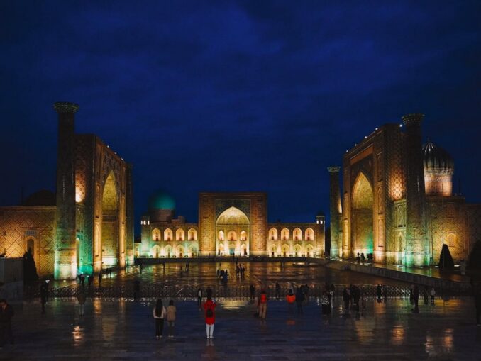 Площадь Регистан в Самарканде вечером, фото @ahmet-hilmi-ermis/pexels.com Площадь Регистан в Самарканде нужно посетить в первую очередь