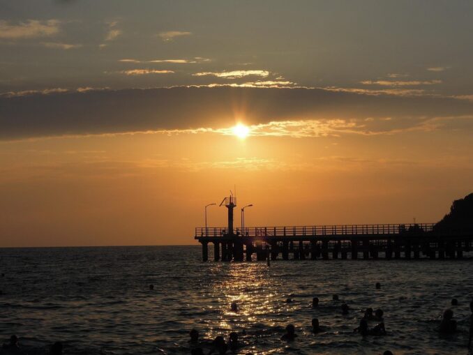 Закат на море в Сочи, фото @malyk/Pixabay.com Закат на Черном море - уже в начале лета в Сочи можно купаться