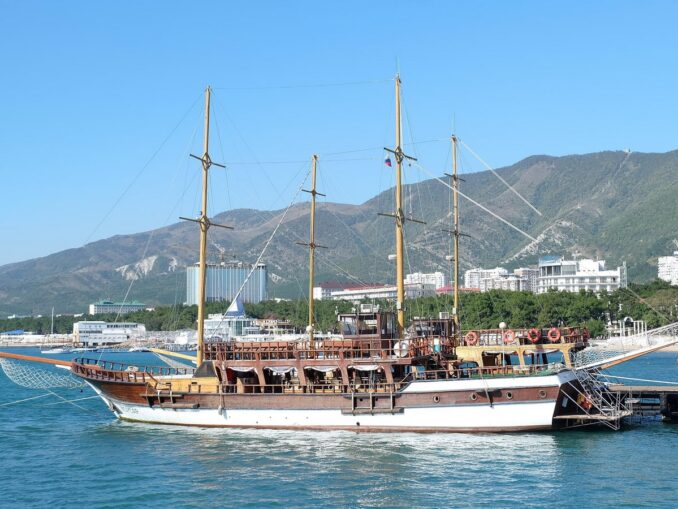 Геленджик: море, корабль и горы, фото public domain/Pixabay.com Прогулочный корабль в Геленджике