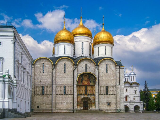 Успенский собор и Грановитая палата в Москве, фото unsplash.com/@Anton Volnuhin Успенский собор в Москве нужно посетить в первую очередь