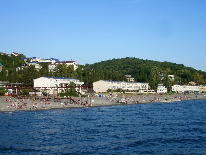 Пляж неподалеку от Сочи летом, фото @Андрей Хабаров/Wikimedia Commons Летом лучше всего ехать в Сочи на отдых