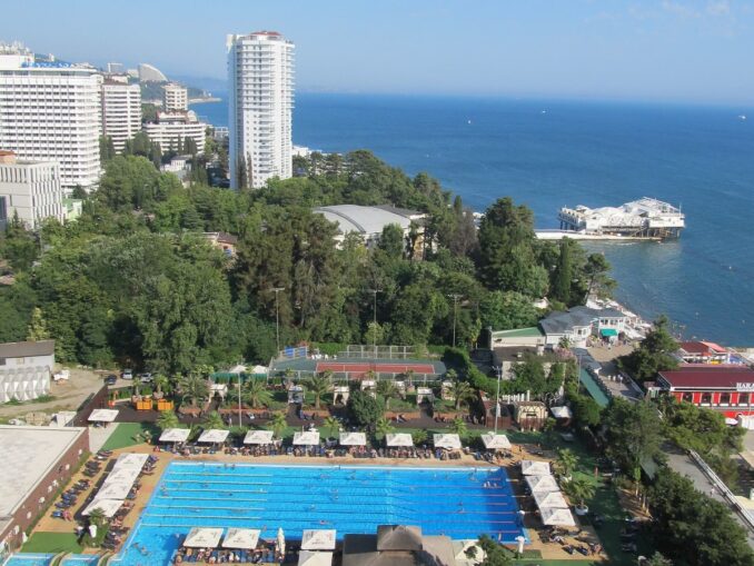 Сочи - на берегу моря, фото @Niklitov/Wikimedia Commons На берегу Черного моря в сезон