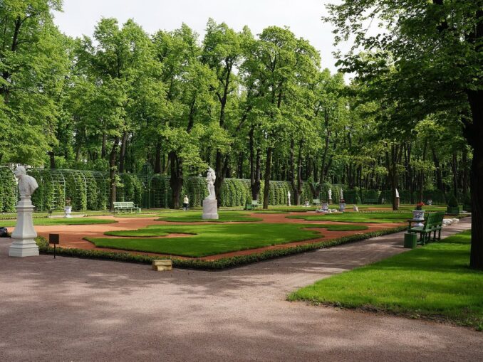 Летний сад в Санкт-Петербурге в июле, фото @Евгений Со/Wikimedia Commons В июне в Питере хорошо гулять по Летнему саду