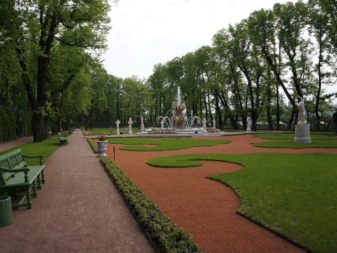Летний сад в Санкт-Петербурге в июле, фото @Евгений Со/Wikimedia Commons Летний сад - в поездку в Питер в июле стоит взять непромокаемую куртку