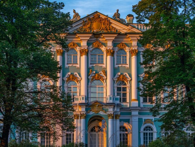Зимний дворец - первый в списке дворцов Санкт-Петербурге, куда нужно сходить