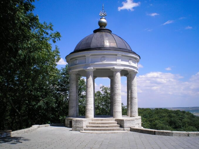 "Эолова арфа", Пятигорск, фото ©Riadchikova/Wikimedia Commons Эолова арфа в летнем Пятигорске - виды замечательны