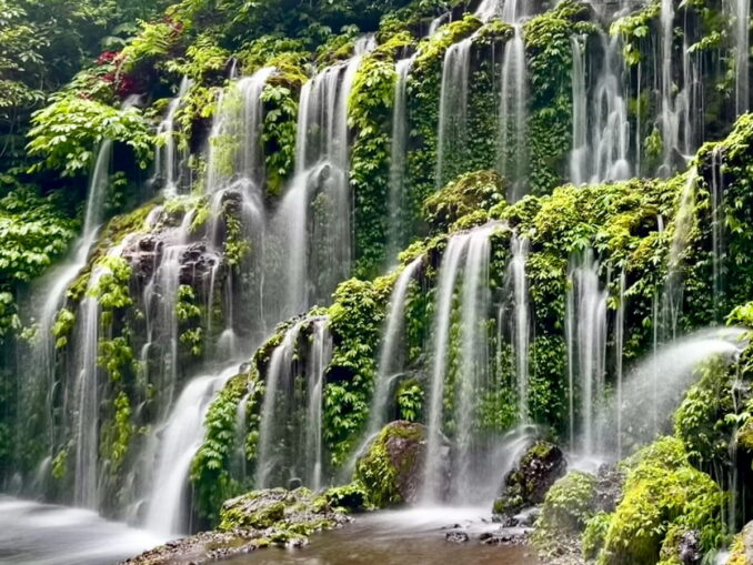 Комплекс из нескольких водопадов на Бали, фото @Sneha Chandrashekar/unsplash.com Водопады на Бали