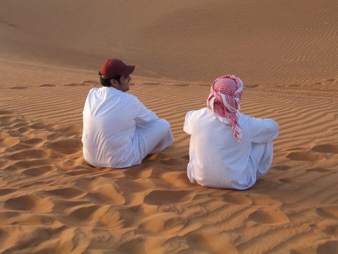 В пустыне - летом в Дубае сложно существовать из-за очень высокой температуры воздуха