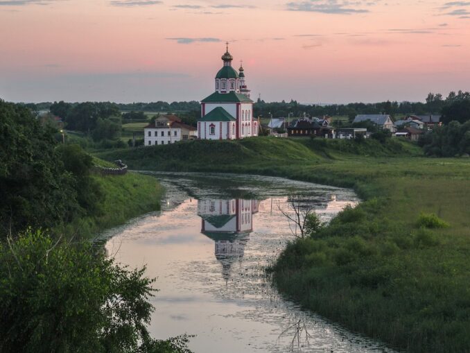 Ильинская церковь, Суздаль, фото @Шаповалов Александр Сергеевич из Петербурга/Wikimedia Commons Ильинская церковь в Суздале на закате