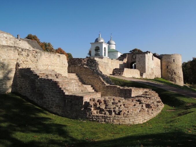 Крепость в Изборске, фото @Elena Privalikhina/Wikimedia Commons Из Пскова можно съездить в древний Изборск