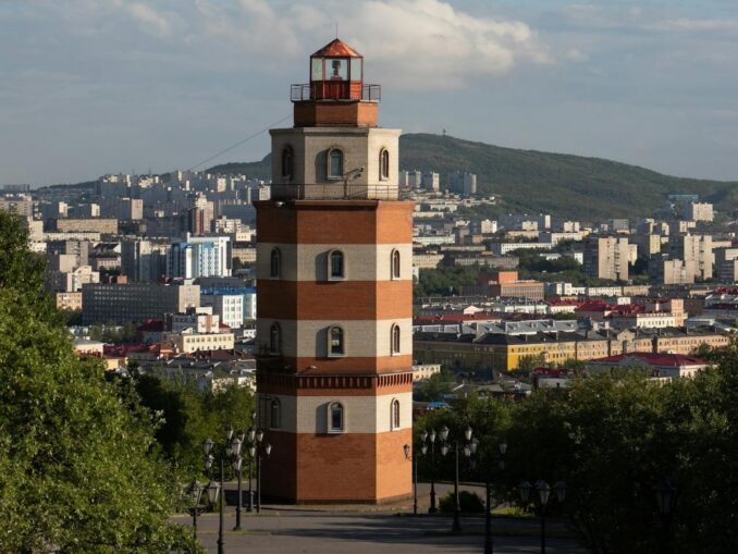 Маяк в июньском Мурманске, фото @Роман Кадькалов/pexels.com В июне в Мурманске довольно тепло, но может быть дождливо