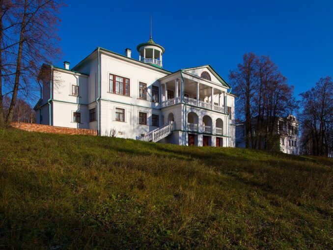 Усадьба Н. А. Некрасова в Карабихе, фото @Сергей Свердлов/Wikimedia Commons Усадьба Некрасова в Карабихе в Ярославской области