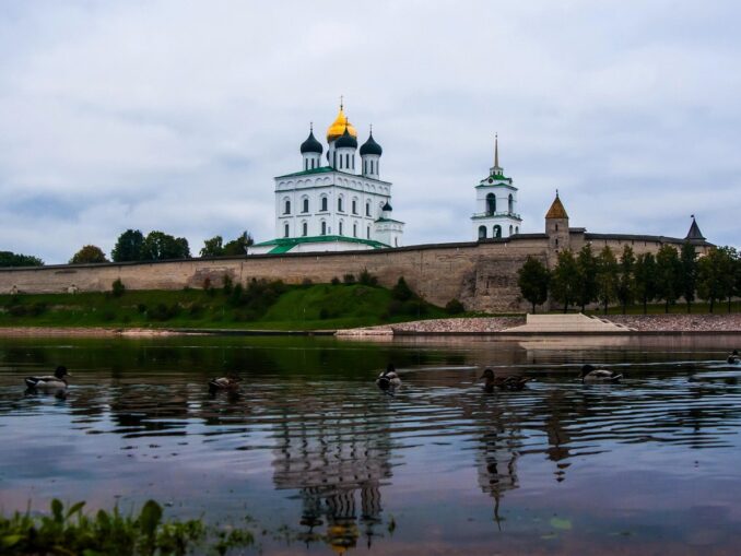 Псковская крепость и Троицкий собор, фото @pride1979/Pixabay.com Кремль и Троицкий собор нужно посетить в Пскове в 1 же день