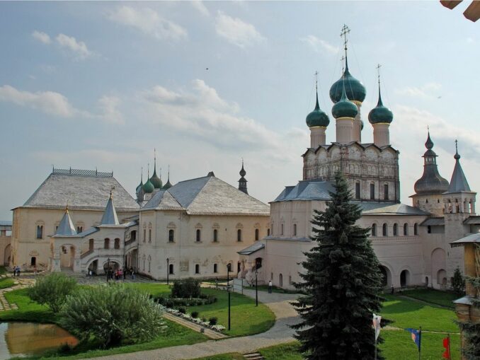 Ростов Великий, фото @Дмитрий Мозжухин/Wikimedia Commons В Ростове Великом посмотреть Кремль нужно в первую очередь