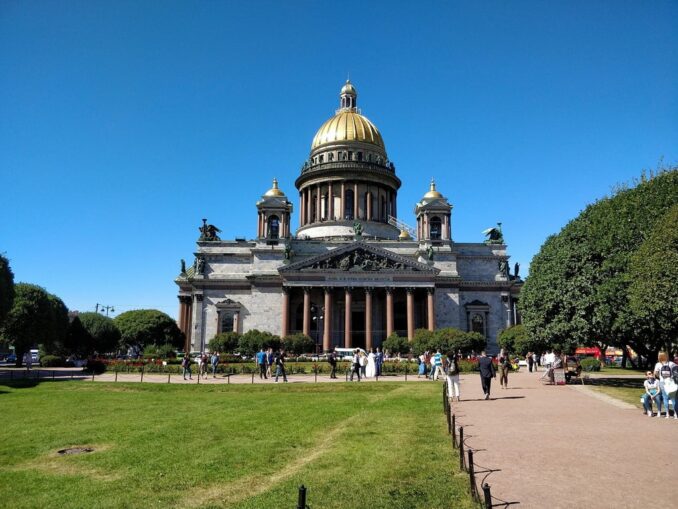 Исаакиевский собор - в Санкт-Петербург в августе стоит ехать!