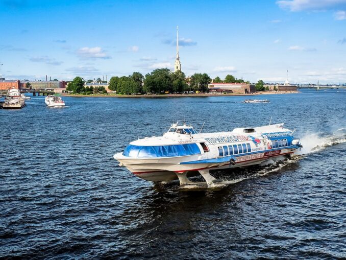 "Метеор" из Санкт-Петербурга торопится в Петергоф, фото @Maria_Domnina/Pixabay.com Метеор на Неве - в августе в Санкт-Петербурге можно посмотреть Петергоф