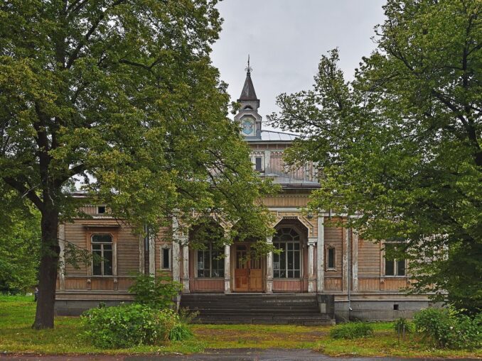 Деревяный дом 19 века в Сортавале, фото @Ludvig14/Wikimedia Commons Деревянное зодчество 19 века в Сортавале стоит увидеть