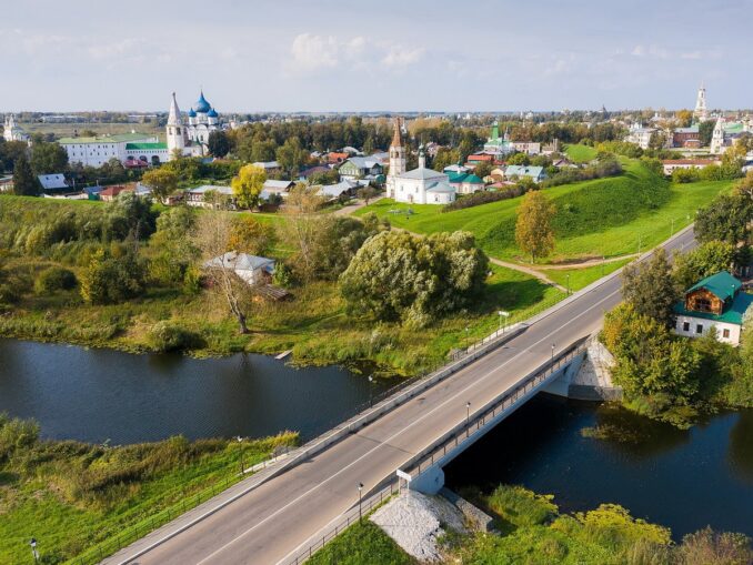 Дорога в Суздаль, фото @BKDRF/Wikimedia Commons В Суздаль можно быстро доехать на машине из Москвы