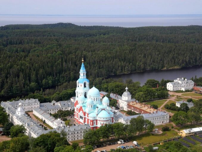 Спасо-Преображенский Валаамский мужской монастырь, фото @Kremlin.ru/Wikimedia Commons Спасо-Преображенский монастырь - до Валаама легко добраться из Сортавалы