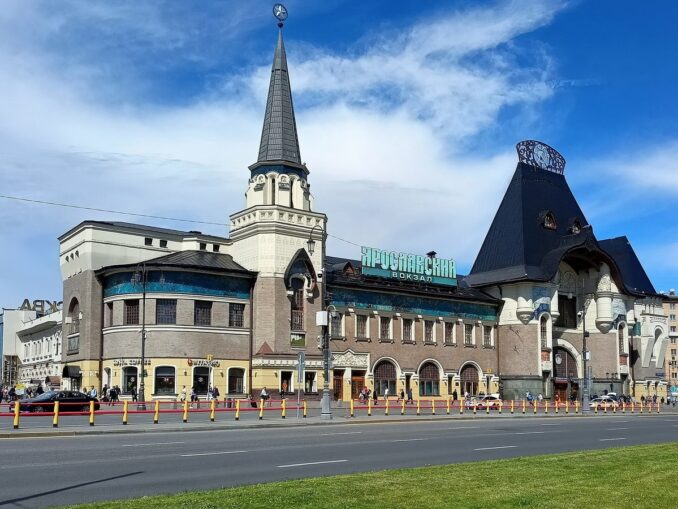 Ярославский вокзал в Москве, фото @MikSed/Wikimedia Commons Ярославский вокзал - из Москвы в Ярославль проще всего доехать до поезде