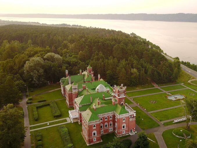 Замок Шереметева, фото @OldCat/Wikimedia Commons Замок Шереметева - одна из достопримечательностей Нижегородской области