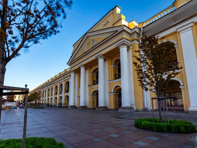 Гостиный двор в Санкт-Петербурге, фото public domain Гостиный двор - здесь в Санкт-Петербурге можно купить дорогие подарки