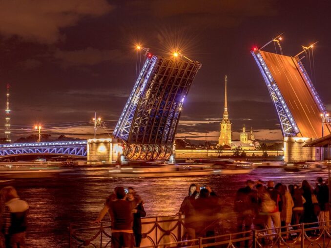 Дворцовый мост в Санкт-Петербурге, фото @Oberlehner/Pixabay Мосты нужно обязательно посмотреть в Санкт-Петербурге