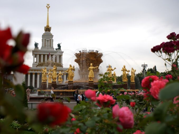 Фонтан Дружба Народов, ВДНХ в Москве В июне обязательно нужно сходить в Москве на ВДНХ