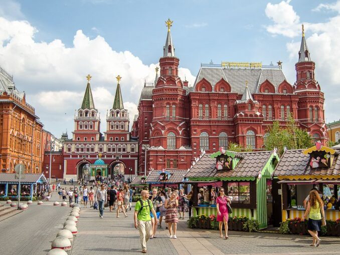 Июнь - лучшее время для прогулок по Москве, фото Tripster.ru На Красной площади в Москве летом не очень много туристов