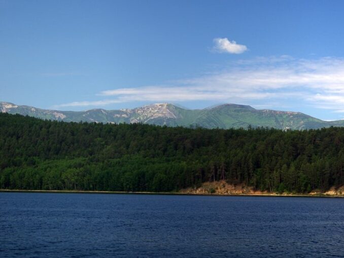 Озеро Байкал в июле, фото @Sergey Gabdurakhmanov/Wikimedia Commons Озеро Байкал - в июле уж можно купаться