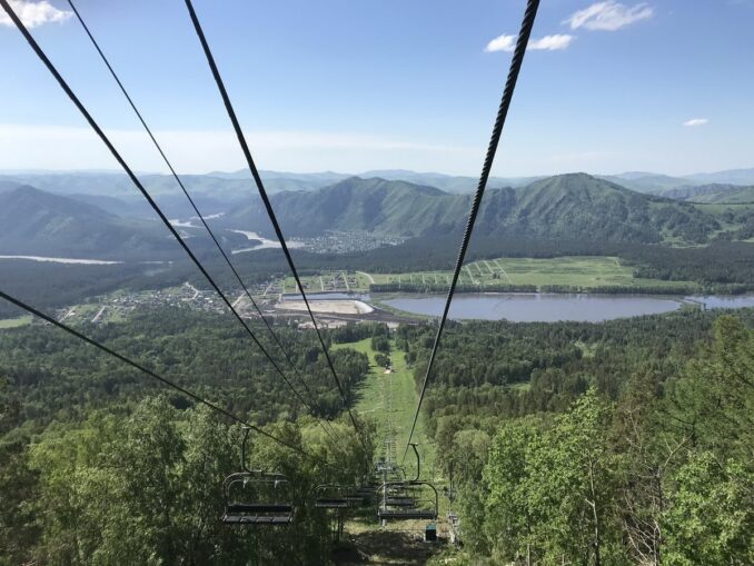 Манжерок на Алтае, фото @Celest/Wikimedia Commons Поселок Манжерок посещает на Алтае каждый автотурист