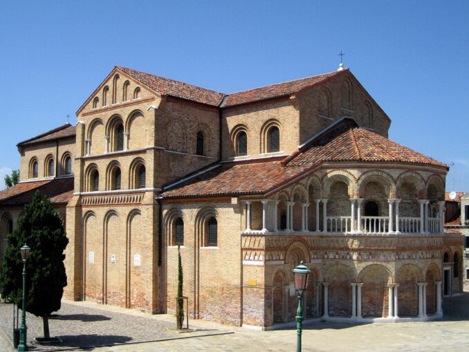 Базилика Санта-Мария э Донато на Мурано, фото @Abxbay/Wikimedia Commons В базилику Санта-Мария э Донато нужно обязательно сходить туристу на Мурано