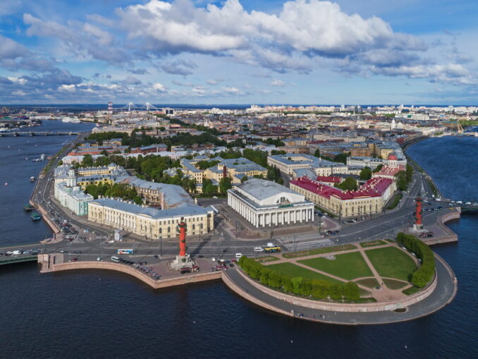 Стрелка Васильевского острова - температура воздуха в Санкт-Петербурге в конце мая поднимается поднимается до +10-12 градусов Цельсия