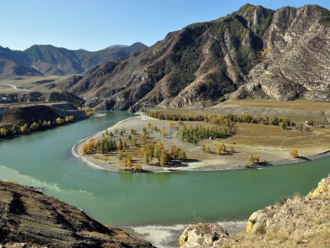Слияние Чуи и Катуни на Алтае, фото @LenaPhelintceva/Wikimedia Commons Бирюзовую Катунь на Алтае нужно посмотреть обязательно