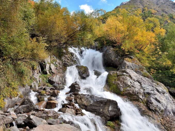 Нижний Чучхурский водопад в Домбае, фото @Александр Байдуков/Wikimedia Commons Водопад в Домбае осенью