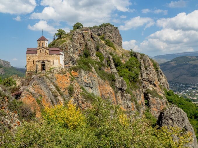 Шоанинский храм, Домбай, фото @Polkotoff/Wikimedia Commons Шоанинский храм нужно обязательно посмотреть в сентябре в Домбае