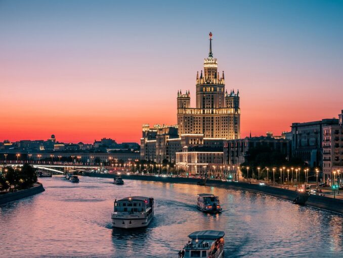 Заход солнца над Москвой в сентябре Вечер на реке - в Москве осенью нужно совершить круиз по Москве-реке