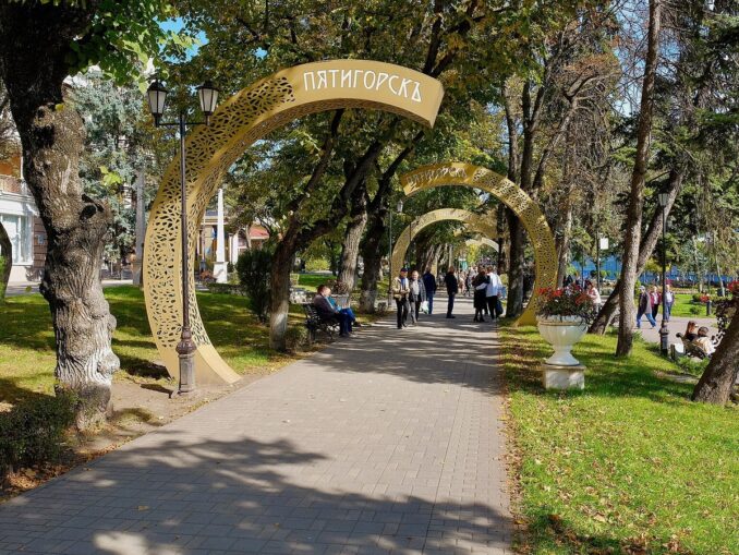 На прогулке в Пятигорске, фото @Vyacheslav Bukharov/Wikimedia Commons/CC BY-SA 4.0 В Пятигорске в октябре можно одеваться не очень тепло
