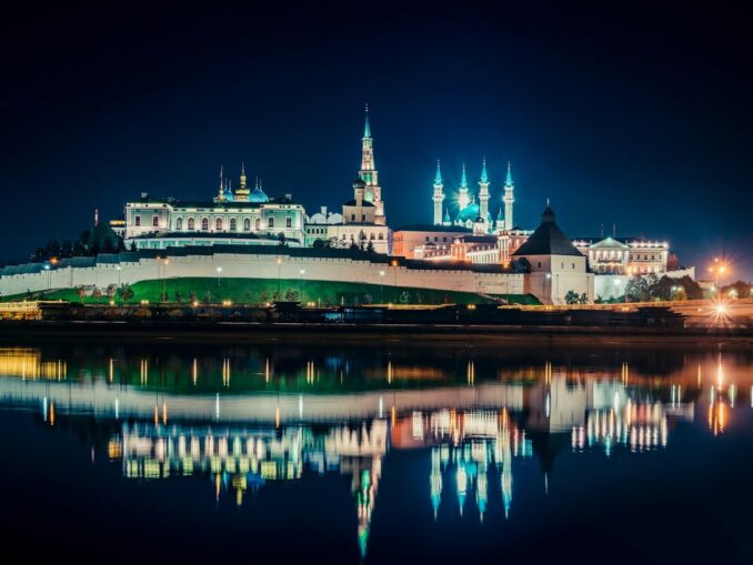 Вид на ночной Кремль в Казани, фото unsplash.com/@Evg Klimov Вид на Кремль в Казани ночью