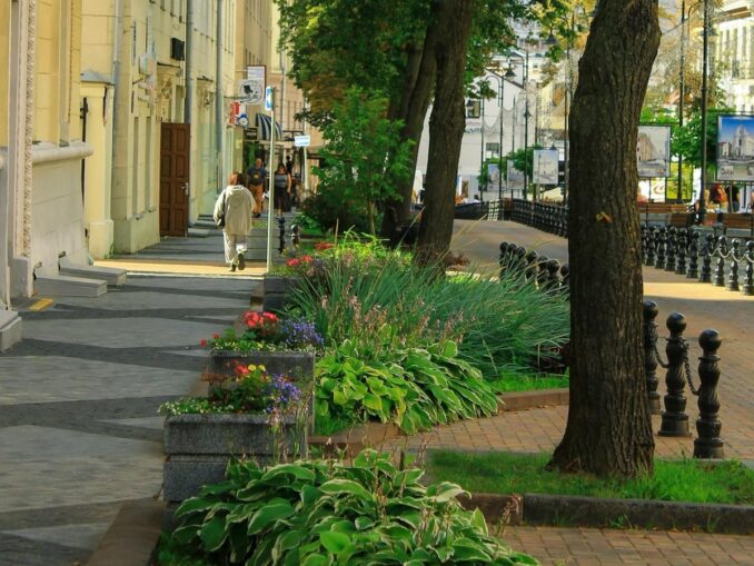 На улице в Минске в сентябре, фото @Valeria Klys/pexels.com В сентябре в Минске можно одеваться в легкую демисезонную одежду