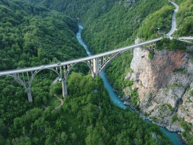 Каньон Тары - в сентябре в Черногории стоит нежаркая погода