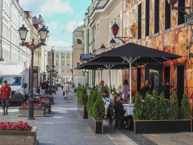 Улица и кафе в центре Москвы В центре города - в сентябре по Москве можно ходить в летней одежде