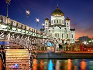 Храм Христа Спасителя - в Москве в сентябре стоит теплая погода - даже и вечерами